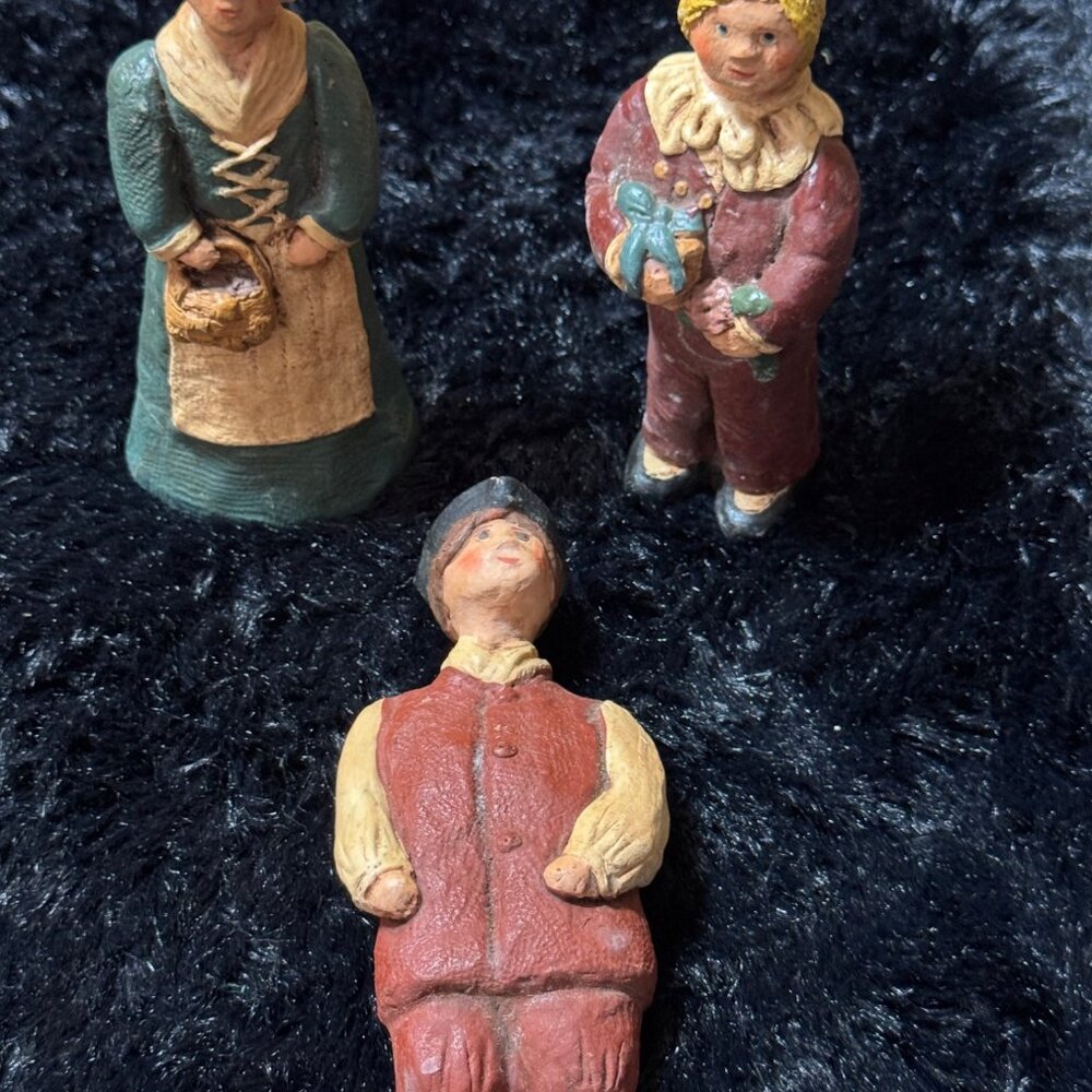 Tole'N Haus Heirloom Collection Doris Williams 1983 Carved Wood  Colonial Family